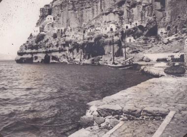 Σαντορίνη (Θήρα). Άποψη του λιμανιού στην Οία.