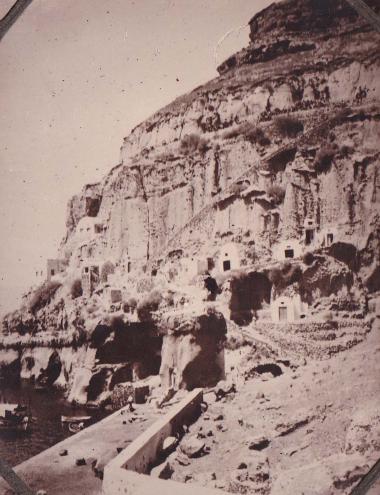 Σαντορίνη (Θήρα). Άποψη του λιμανιού στην Οία.