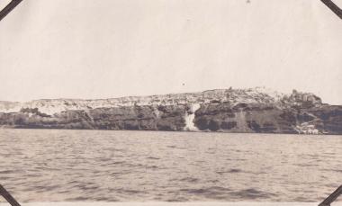 Σαντορίνη (Θήρα). Άποψη της Οίας από τη θάλασσα.