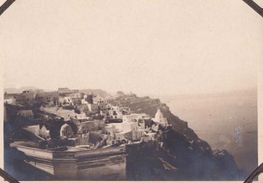 Σαντορίνη (Θήρα). Άποψη του οικισμού στην Οία.