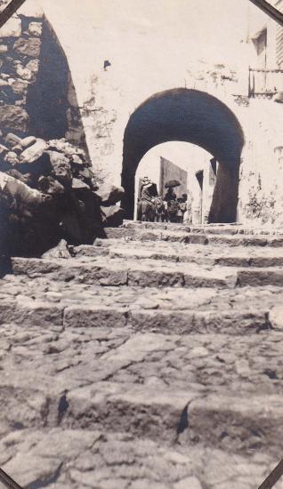 Λιθόστρωτος δρόμος στη Μήλο.