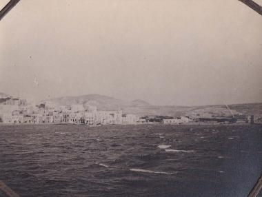 Το λιμάνι της Μήλου, Αδάμαντας (Αδάμας), από τη θάλασσα.