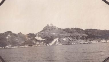 Άποψη της Μήλου από τη θάλασσα.