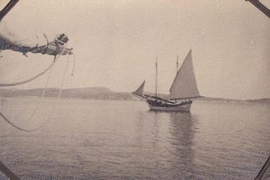 Καΐκι με πανιά στη θάλασσα της Μήλου.