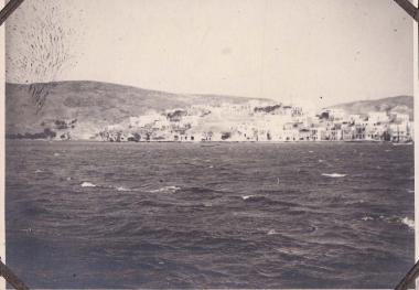 Άποψη του Αδάμαντα στη Μήλο από τη θάλασσα.