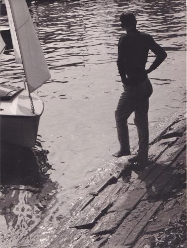 Άνδρας προσεγγίζει ιστιοπλοϊκό σκάφος.