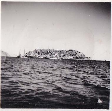 Κρήτη, κόλπος Μιραμπέλου. Καΐκια μπροστά από τη Σπιναλόγκα.