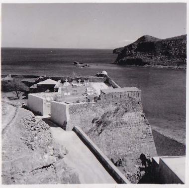 Κρήτη, κόλπος Μιραμπέλου. Άποψη των οχυρώσεων της Σπιναλόγκας∙ διακρίνονται τάφοι στο βάθος δεξιά.