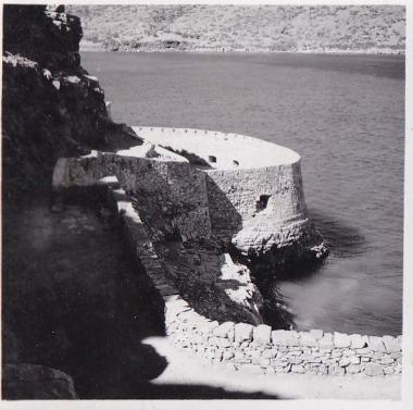 Κρήτη, κόλπος Μιραμπέλου. Άποψη προμαχώνα της οχύρωσης στη Σπιναλόγκα.