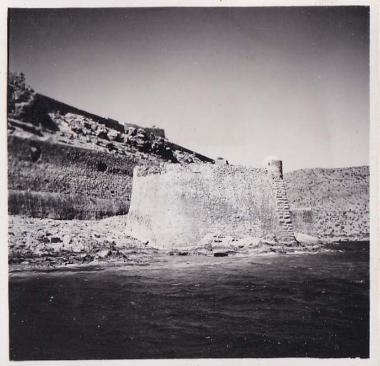 Κρήτη, κόλπος Μιραμπέλου. Άποψη προμαχώνα της οχύρωσης στη Σπιναλόγκα.