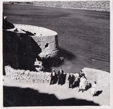 Κρήτη, κόλπος Μιραμπέλου. Άποψη προμαχώνα των οχυρώσεων στη Σπιναλόγκα.