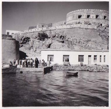 Κρήτη, κόλπος Μιραμπέλου. Άποψη της προβλήτας και των οχυρώσεων στη Σπιναλόγκα.