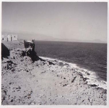 Άποψη της ακτής του Ρεθύμνου και, στα αριστερά, τμήμα των οχυρώσεων της Φορτέτζας.