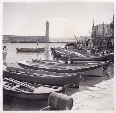 Βάρκες δεμένες στο ενετικό λιμάνι του Ρεθύμνου.