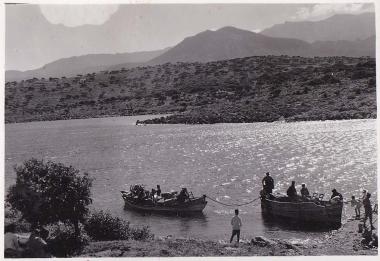 Δύο ψαρόβαρκες προσεγγίζουν παραλία στην περιοχή του Αγίου Νικολάου Κρήτης.