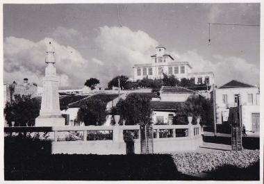 Άποψη της πόλης του Αγίου Νικολάου (Κρήτη). Στο βάθος, πάνω στον λόφο, το κτήριο του 1ου Γυμνασίου (έτος αποπεράτωσης 1927).