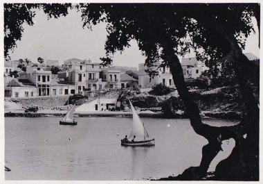 Βάρκες με πανί στη θάλασσα του Αγίου Νικολάου Κρήτης.