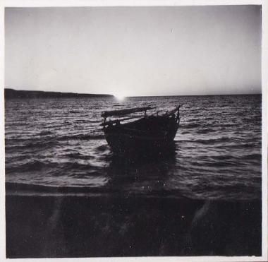 Βάρκα στη θάλασσα την ώρα του ηλιοβασιλέματος.