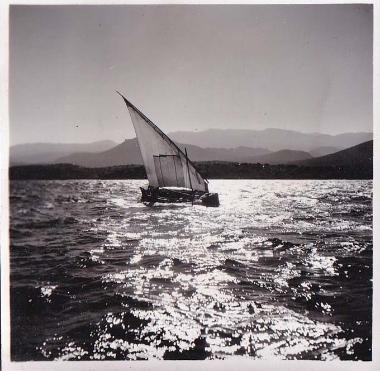 Βάρκα με πανιά στη θάλασσα.