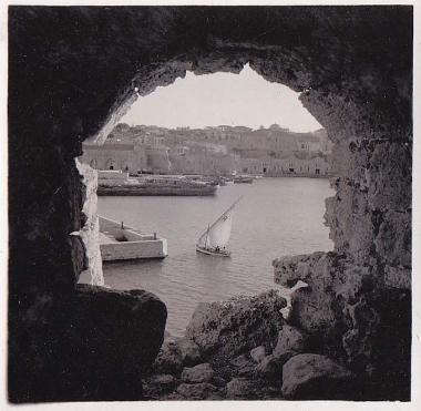 Βάρκα με πανί και πλοία στο λιμάνι του Ηρακλείου Κρήτης.