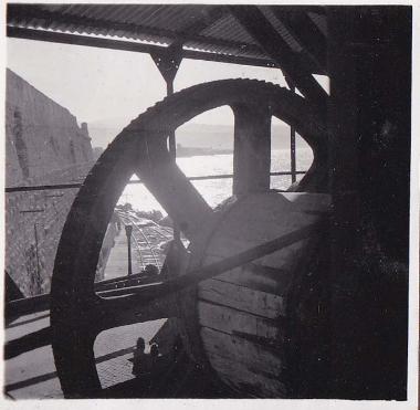 Μηχάνημα και πίσω του ο Κούλες στο λιμάνι του Ηρακλείου Κρήτης.