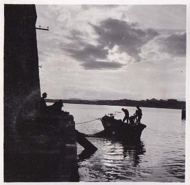 Ψαρόβαρκα με τα δίχτυα της στο λιμάνι του Ηρακλείου Κρήτης.