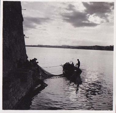 Ψαρόβαρκα με τα δίχτυα της στο λιμάνι του Ηρακλείου Κρήτης.