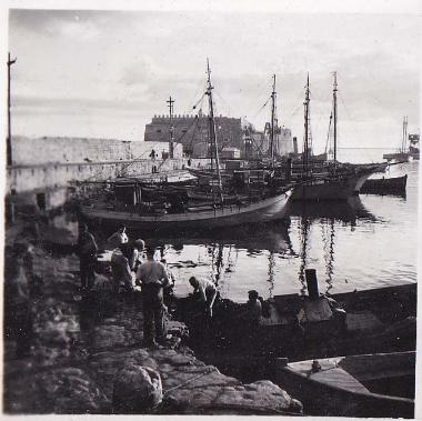 Καΐκια στο ενετικό λιμάνι του Ηρακλείου και, στο βάθος, ο Κούλες.