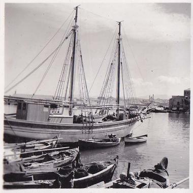 Βάρκες και καΐκι στο λιμάνι του Ηρακλείου.