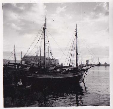 Καΐκια στο λιμάνι του Ηρακλείου και, στο βάθος, ο Κούλες.