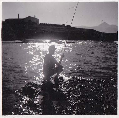 Άνδρας ψαρεύει με καλάμι.