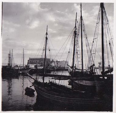 Καΐκια και άλλα σκάφη στο λιμάνι του Ηρακλείου∙ στο βάθος ο Κούλες.