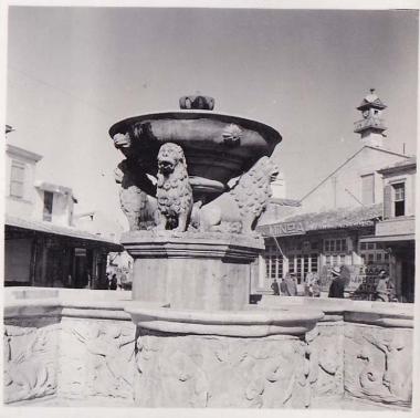 Η κρήνη Μοροζίνι στην πλατεία Λιονταριών (πλέον Ελευθερίου Βενιζέλου) στο Ηράκλειο Κρήτης. Η κρήνη, που εγκαινιάστηκε το 1628, διαθέτει οκτάλοβη δεξαμενή με γλυπτό διάκοσμο μυθολογικής, θαλασσινής θεματολογίας.