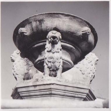 Το κεντρικό τμήμα της κρήνης Μοροζίνι στην πλατεία Λιονταριών (πλέον Ελευθερίου Βενιζέλου) στο Ηράκλειο Κρήτης. Η κρήνη, που εγκαινιάστηκε το 1628, διαθέτει οκτάλοβη δεξαμενή με γλυπτό διάκοσμο μυθολογικής, θαλασσινής θεματολογίας.