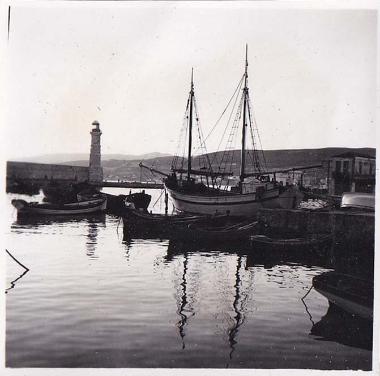 Βάρκες και καΐκι στο ενετικό λιμάνι του Ρεθύμνου.