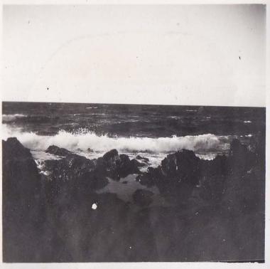 Κύματα σε βραχώδη ακτή.