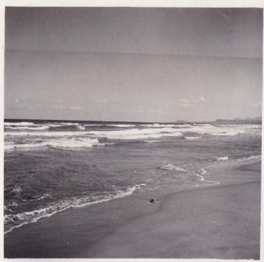 Αμμώδης ακτή με κύματα.