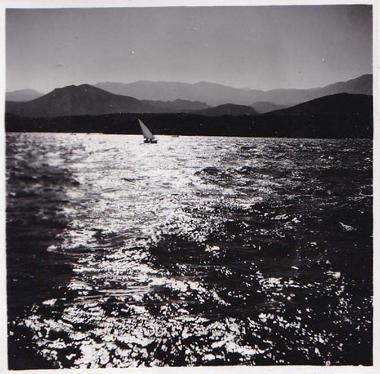 Βάρκα με πανί στη θάλασσα.