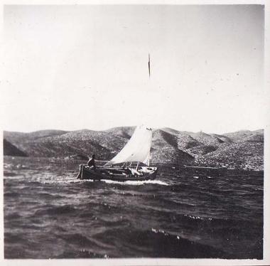 Βάρκα με πανί στη θάλασσα.