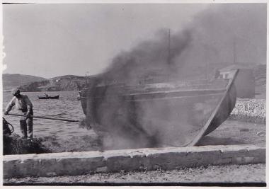 Υφαλοκαθαρισμός βάρκας σε καρνάγιο της Κρήτης.