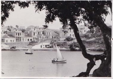 Βάρκες με πανί στη λίμνη του Αγίου Νικολάου Κρήτης.