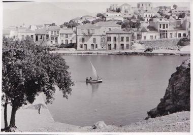 Βάρκα με πανί στη λίμνη του Αγίου Νικολάου Κρήτης.