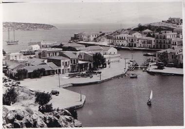 Άποψη του Αγίου Νικολάου, στην περιοχή της εξόδου της λίμνης προς τη θάλασσα∙ η εικονιζόμενη ξύλινη γέφυρα αντικαταστάθηκε με συρόμενη το 1939.