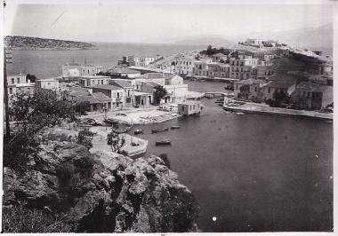 Άποψη του Αγίου Νικολάου, στην περιοχή της εξόδου της λίμνης προς τη θάλασσα∙ η εικονιζόμενη ξύλινη γέφυρα αντικαταστάθηκε με συρόμενη το 1939.