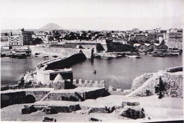 Το λιμάνι του Ηρακλείου Κρήτης. Αριστερά διακρίνεται ο μικρός Κούλες, οχυρωματικό έργο της Οθωμανικής περιόδου, που κατεδαφίστηκε το 1936.