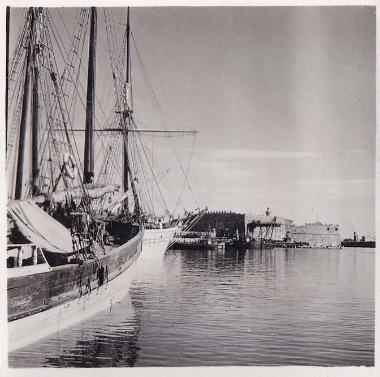 Καΐκια στο ενετικό λιμάνι του Ηρακλείου∙ στο βάθος ο Κούλες και, πίσω του, πλοίο που αναχωρεί.