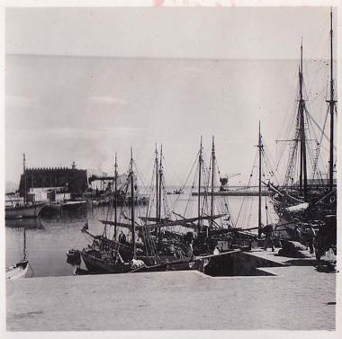 Καΐκια και βάρκες στο ενετικό λιμάνι του Ηρακλείου∙ στο βάθος αριστερά ο Κούλες.