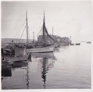 Βάρκες και καΐκια στο ενετικό λιμάνι του Ηρακλείου∙ στο βάθος ο Κούλες.