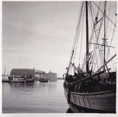 Καΐκι στο ενετικό λιμάνι του Ηρακλείου∙ στο βάθος ο Κούλες.