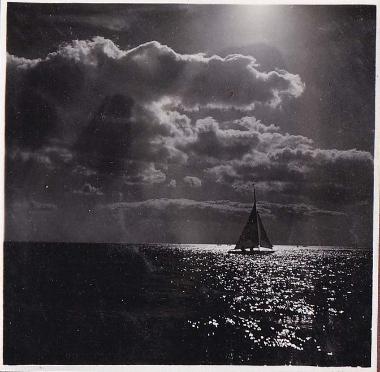 Λέμβος με ανοιχτά πανιά στη θάλασσα.